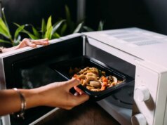Riscaldare gli avanzi 101: gli esperti spiegano come tenere le microplastiche lontane dai pasti