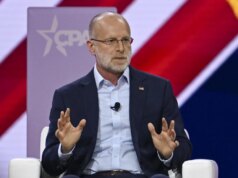 Il presidente della FCC minaccia le licenze delle reti mentre Trump critica la copertura della guerra con l’Iran