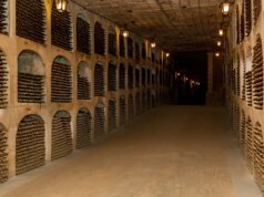 Un’enorme dolina sul campo da golf rivela una cantina nascosta piena di alcolici