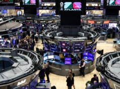 Il Dow crolla di 1.100 punti mentre gli investitori si preoccupano per la guerra con l’Iran