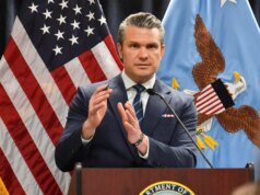 Pete Hegseth e Dan Caine tengono una conferenza stampa mentre l’Iran lancia nuovi attacchi