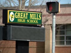 Adolescente del Maryland accusato da adulto di presunto accoltellamento nel bagno del liceo