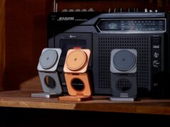 Un caricabatterie. Tre dispositivi. Zero disordine sul comodino.