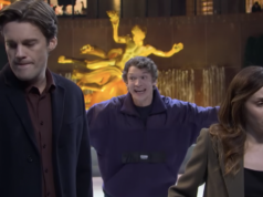 Connor Storrie e Hudson Williams si stanno divertendo molto nello sketch della pista di pattinaggio del SNL