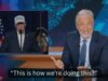 Jon Stewart analizza l’annuncio di Trump sulla guerra contro l’Iran