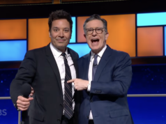Jimmy Fallon fa una serenata a Stephen Colbert con una canzone toccante e divertente