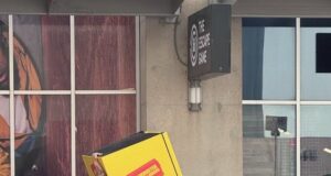 Il distributore automatico di arte guerrigliera Anti-Elon Musk va al SXSW di Austin