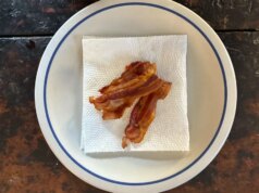Dopo aver testato 3 metodi, questo è il mio nuovo modo preferito per preparare il bacon