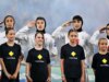 I tifosi del calcio femminile iraniano mostrano sostegno a Trump mentre la squadra sembra puntare sulla posizione dell’inno nazionale