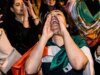 Gli iraniani festeggiano in tutto il mondo dopo la morte del chief supremo durante gli attacchi israeliani