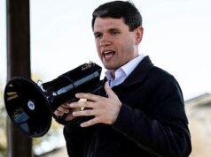 FLASHBACK: il candidato al Senato democratico ha definito gli stranieri illegali “costituenti” e ha dato consigli su come eludere l’ICE