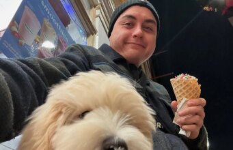 La cronologia traccia il percorso del diplomatico, da studente universitario a presunto accoltellatore di massa “per rabbia da strada”.