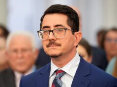 Il bar di Austin sta riprendendo con la bodycam mentre il procuratore distrettuale fa una chiamata importante sui poliziotti che hanno sparato al sospetto terrorista