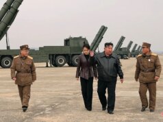 Kim Jong Un appare con la figlia adolescente durante un check missilistico in Corea del Nord