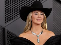 Lainey Wilson afferma che la gente di città ha una visione sbagliata delle città di campagna mentre lei difende le sue radici di “colletto blu”.