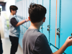 Il consiglio scolastico si accorda con i ragazzi accusati di molestie sessuali per l’incidente nello spogliatoio degli studenti transgender