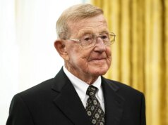 Trump rende omaggio a Lou Holtz dopo la morte del leggendario allenatore di soccer