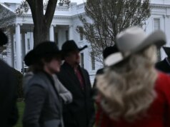 Trump accoglie i campioni della PRCA e della WPRA alla Casa Bianca in cambio della tradizione del rodeo