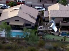 Un piccolo aereo si schianta contro la casa di Phoenix pochi minuti dopo il decollo, ferendone 3
