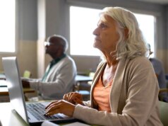 Perché le vedove e le donne divorziate sono il bersaglio delle truffe sulla pensione