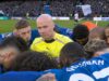 “Cosa sta succedendo?!” | Scene bizzarre in cui il Chelsea si stringe attorno all’arbitro prima del calcio d’inizio!