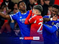 I calciatori che si coprono la bocca durante i litigi in campo dovrebbero essere espulsi, afferma il capo della FIFA