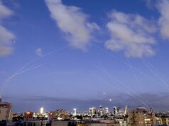 Hezbollah e l’Iran lanciano attacchi coordinati con bombe a grappolo su Israele in una grande escalation