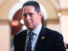 Il deputato repubblicano accusato di relazione con il defunto aiutante per affrontare il ballottaggio