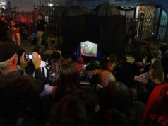 I suoi spettacoli di marionette underground attirano folle enormi agli angoli delle strade di Los Angeles – e i fan non conoscono nemmeno il suo nome