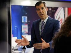 Il corrispondente del Dipartimento di Giustizia di CBS Information Scott MacFarlane esce dalla rete