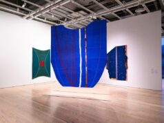 Gli artisti di Los Angeles, feriti dal fuoco, dominano la mostra d’arte più chiacchierata di New York