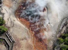 Il più grande geyser acido del mondo erutta a Yellowstone dopo anni di silenzio