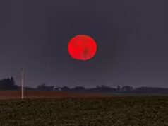 Luna di Sangue: l’atmosfera terrestre disperde la luce solare, facendo diventare rossa la Luna; non un segno di pericolo