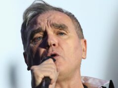 Morrissey annulla il concerto in Spagna dopo che i festeggiamenti locali lo hanno privato del sonno