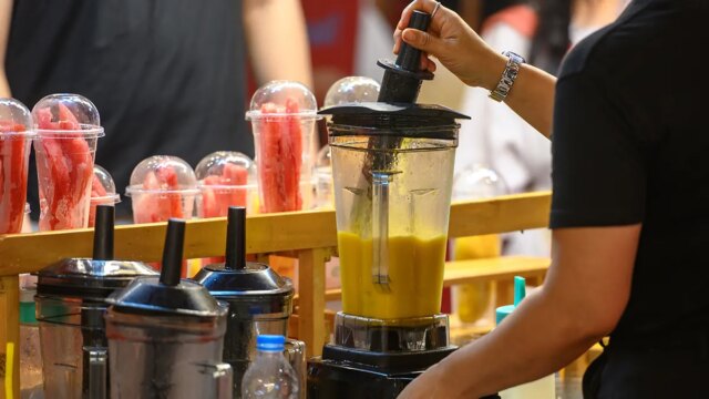 worker-makes-fresh-smoothie.jpg