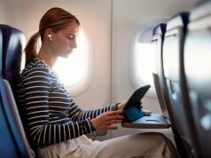 I passeggeri che rifiutano di indossare le cuffie sui voli potrebbero essere espulsi dall’aereo: “Period ora”